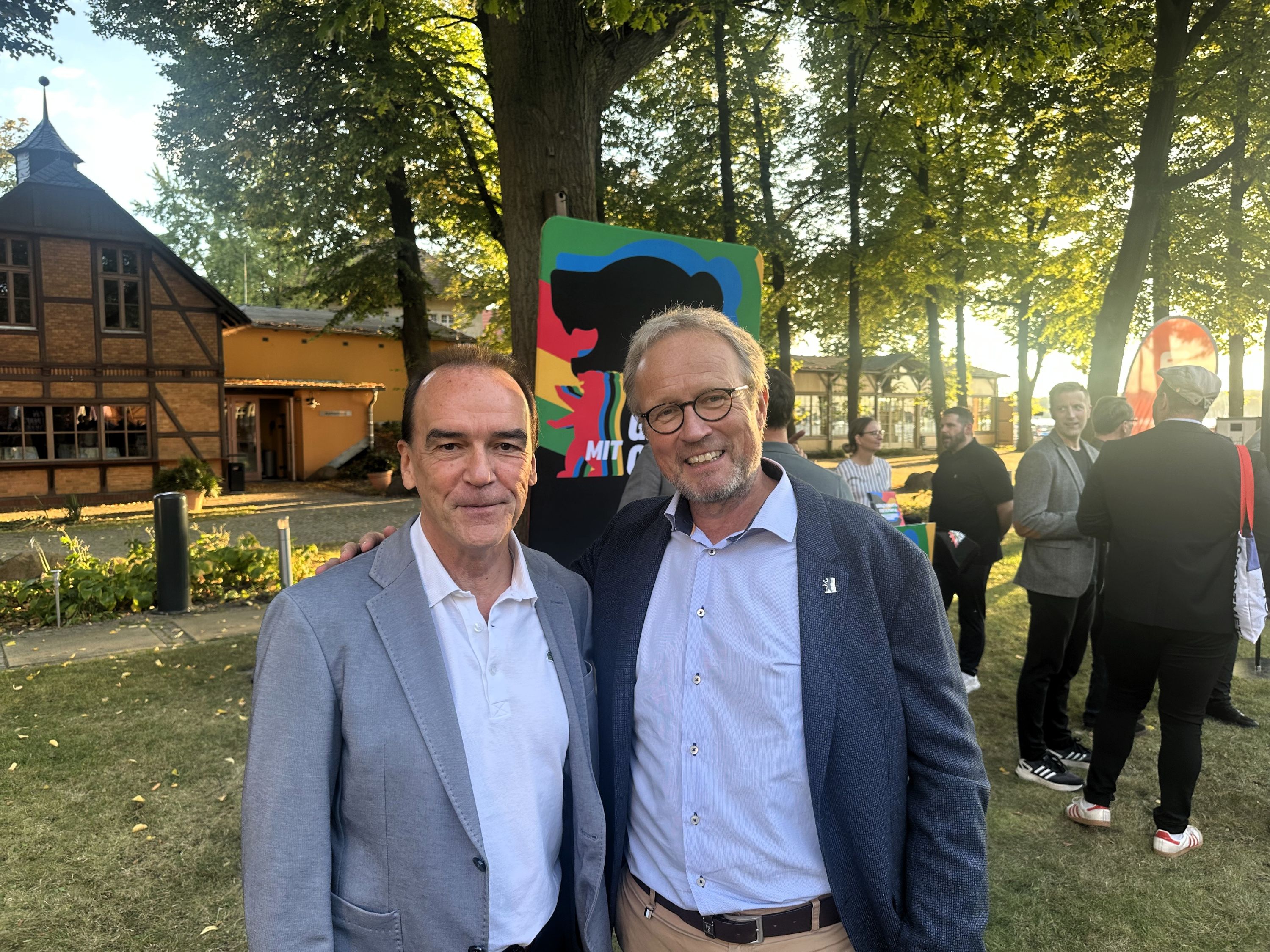 Sport verbindet: Gerhard Wilhelm, Sprecher der Geschäftsführung der Spielbank Berlin (l.), mit ISTAF-Meetingdirektor und TOP-Sportevents-Geschäftsführer Martin Seeber beim Olympic Barbecue 2026 | BERLINboxx